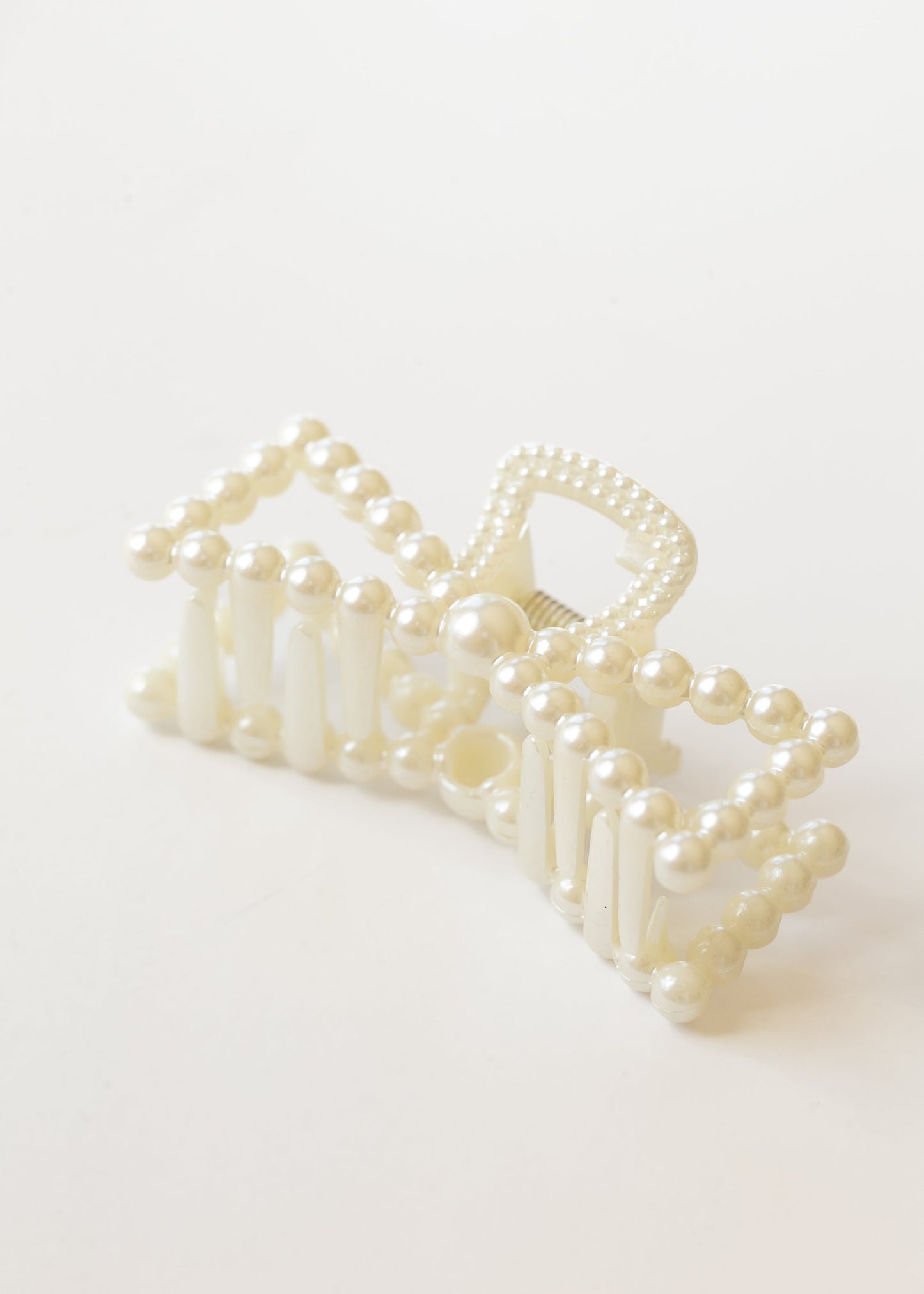 Pearl Bow Claw Clip