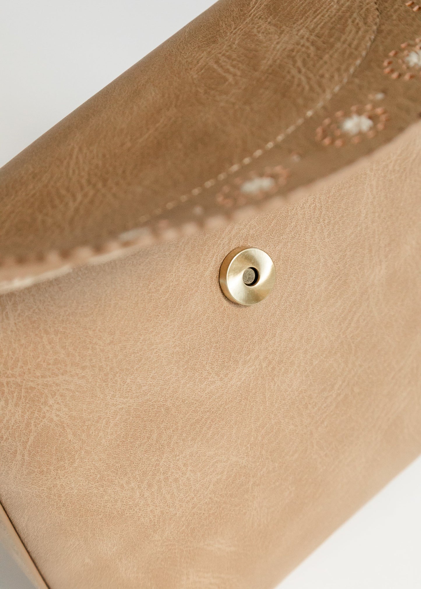 Daisy Flap Crossbody
