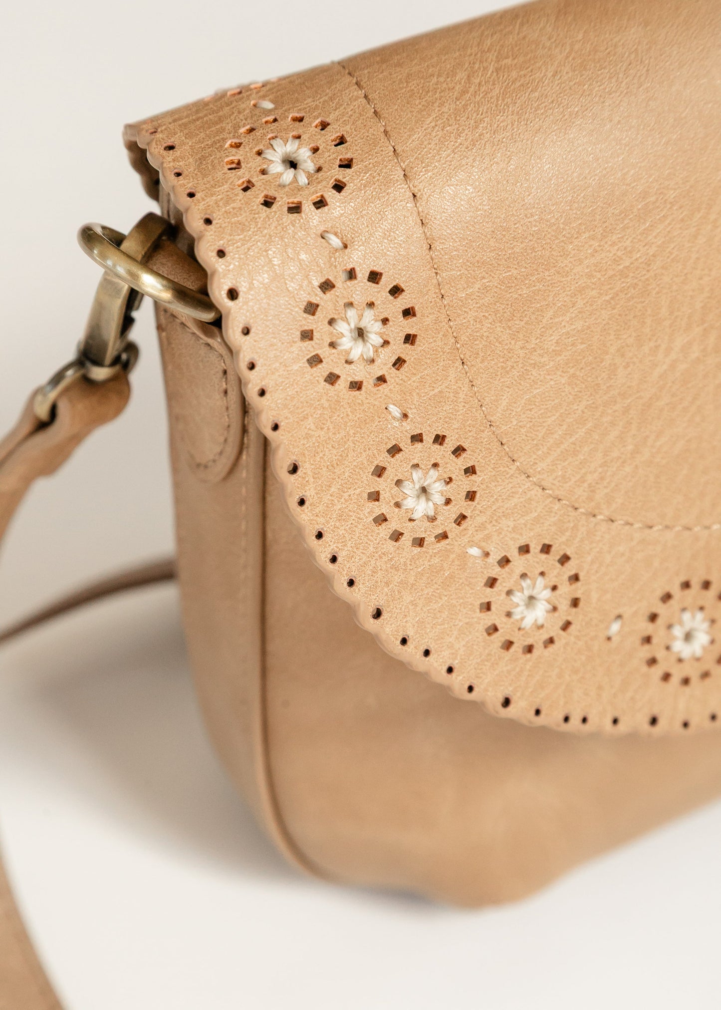 Daisy Flap Crossbody