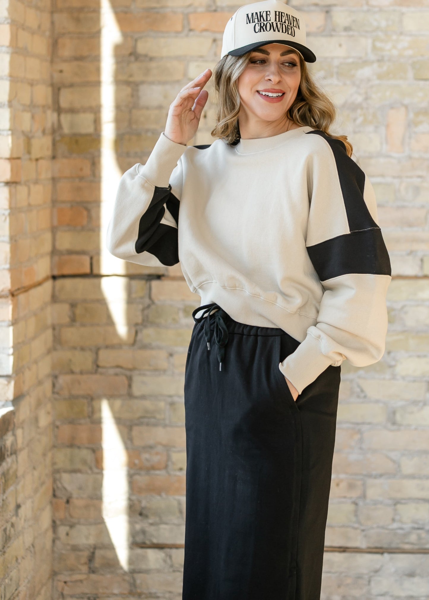 Contrast Edge Cropped Sweatshirt