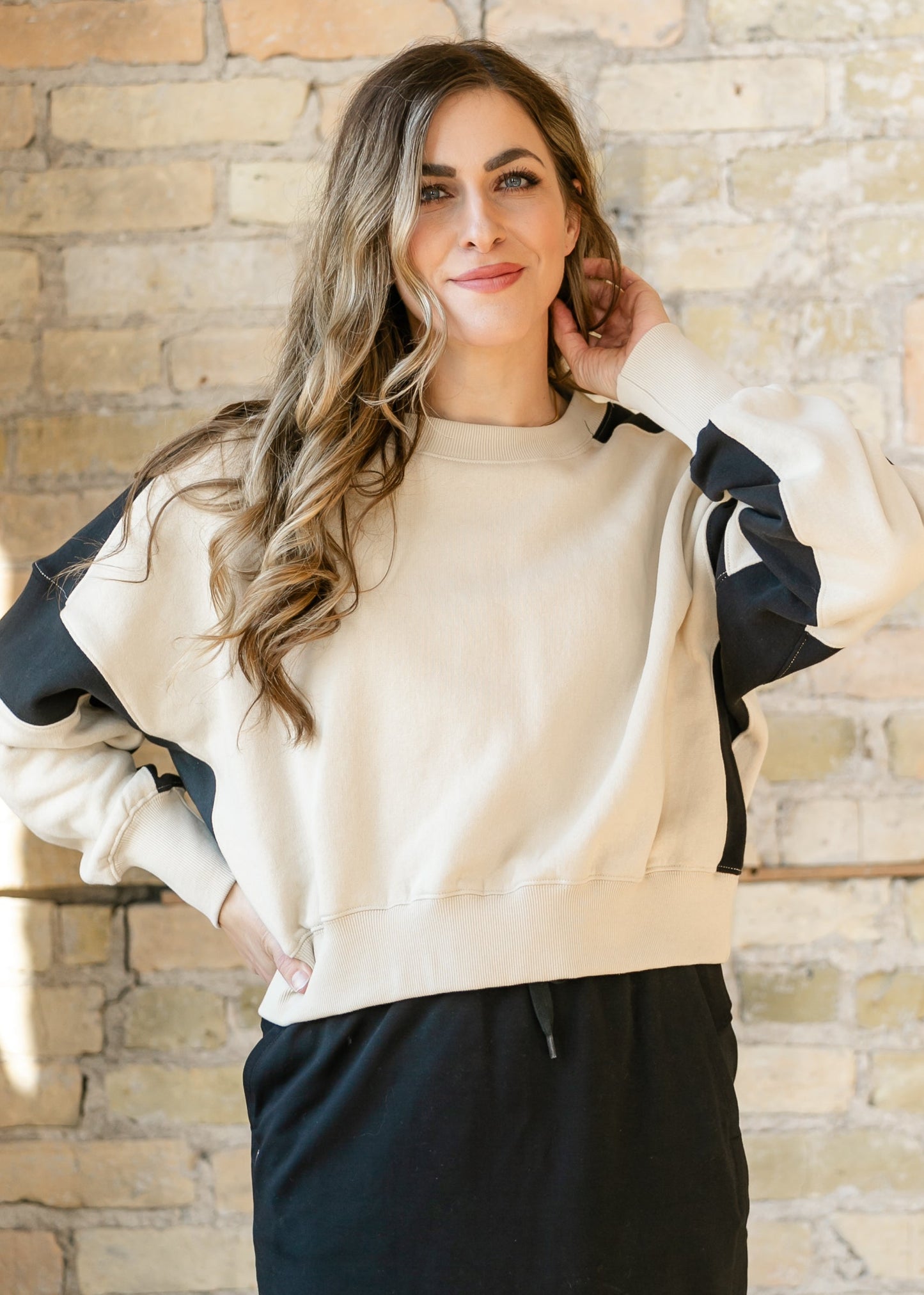 Contrast Edge Cropped Sweatshirt